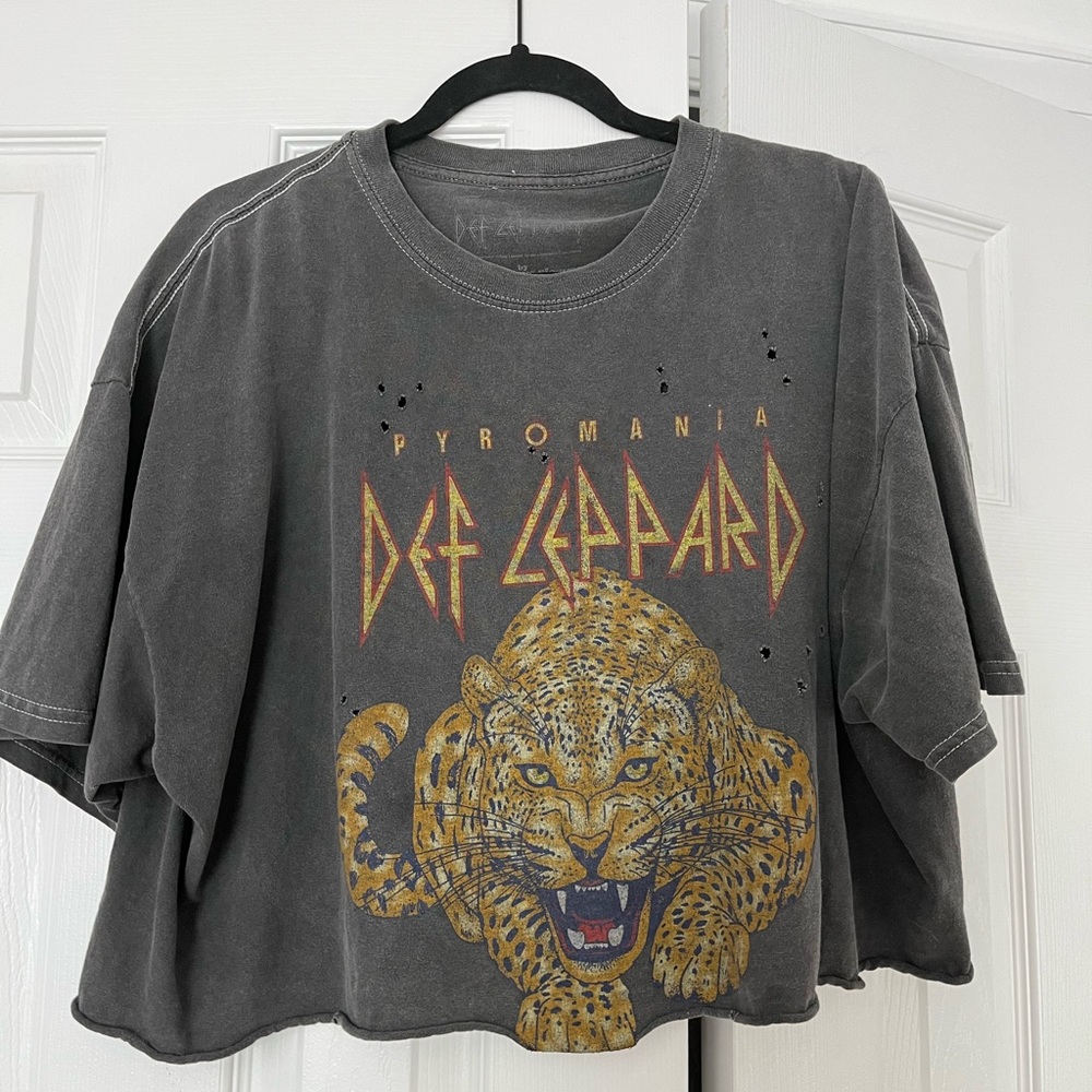 Cropped Def Leopard Shirt